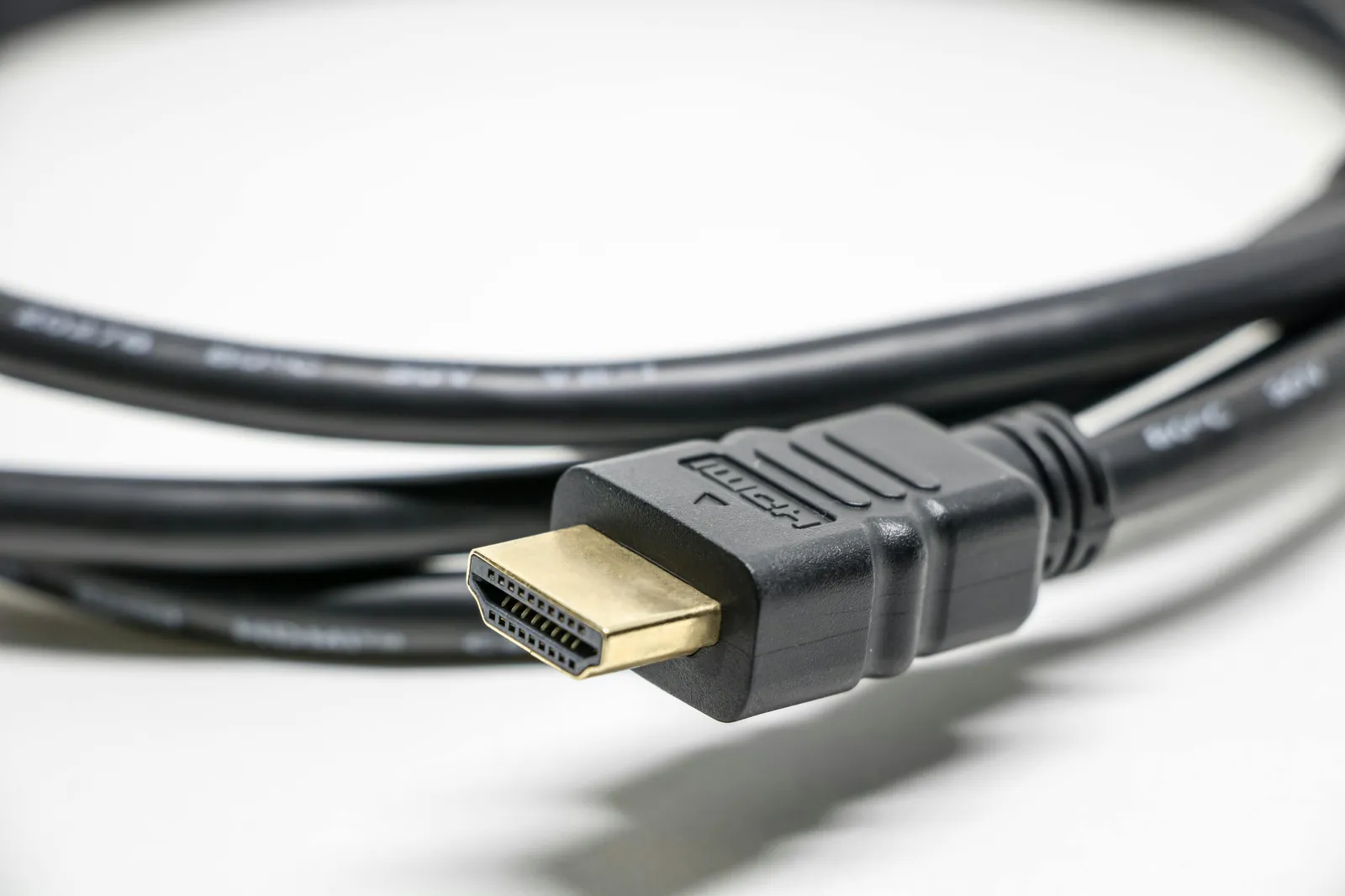 Pourquoi votre câble HDMI vous trahit au pire moment (et le secret pour que ça marche à tous les coups)